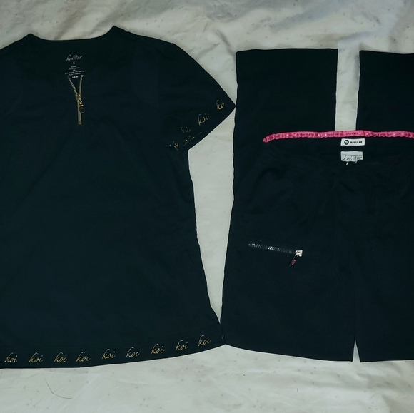 Koi Lite Scrub Set in Black size Small